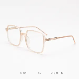 Primer plano de la montura de gafas cuadrada beige translúcida, destacando los detalles de diseño.