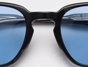 Vue détaillée de lunettes de soleil polarisées rondes tendance avec verres bleus et monture.
