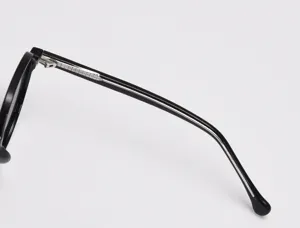 Schwarze Sonnenbrille Seitenbuegel Detail, moderner Polygonrahmen aus robustem TR90 Material.