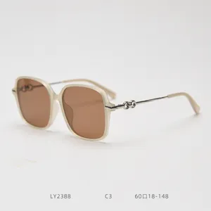 Fashionable square frame sunglasses with metal temples and stylish double ring detail.