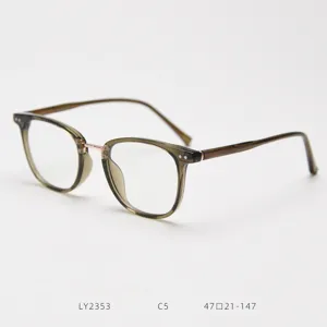 Détail de monture de lunettes rétro en acétate, vert translucide avec pont en métal.