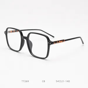 Vista detallada de la gran montura de gafas cuadrada con elegantes patillas carey.