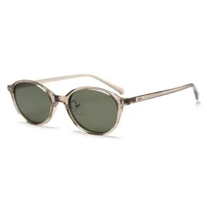 Korean style retro oval TR90 polarized sunglasses for men and women street snapshot.