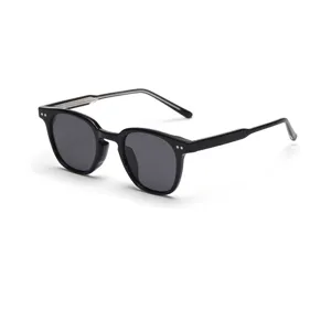 Lunettes de soleil polarisées noires à petite monture ronde pour hommes et femmes.