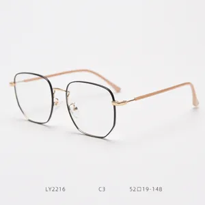 Elegante montatura per occhiali con grande cornice in metallo, stile alla moda per uso quotidiano.