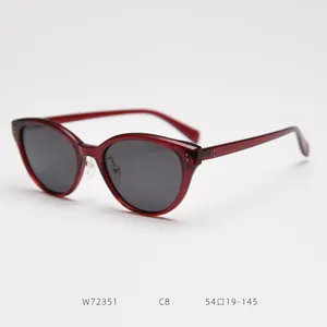Retro red cat-eye polarized sunglasses for women and men, stylish street fashion eyewear.