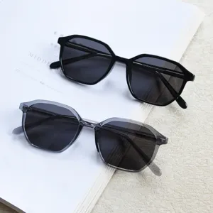 Vue détaillée de deux lunettes de soleil polarisées stylées à montures noire et grise.