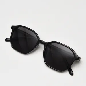 Vue détaillée de lunettes de soleil polarisées noires classiques pour hommes et femmes.
