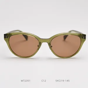 Close-up detail of stylish TR90 cat-eye polarized sunglasses featuring olive green frames.