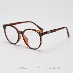 Tortoise shell round optical glasses frame with stylish metal temple decoration for daily wear.