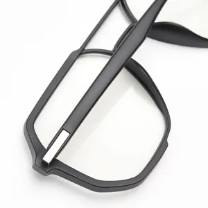 Vue detaillee de la monture de lunettes geometrique noire mate, avec un design a double pont.