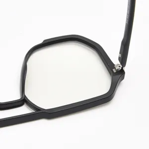 Gros plan sur la monture de lunettes noire TR90 montrant le double pont et les charnières.