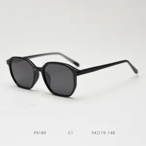 Lunettes de soleil polarisees polygonales noires classiques pour hommes et femmes.