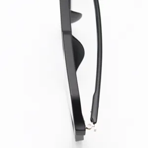 Gros plan détaillé de la charnière et de la structure des branches de lunettes noires.