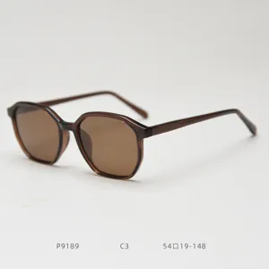 Vue détaillée de lunettes de soleil polygonales tendance avec verres bruns et monture chic.