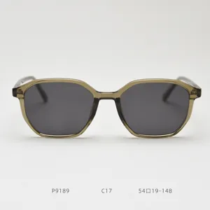 Lunettes de soleil polarisées rétro polyédriques avec monture marron et verres gris.