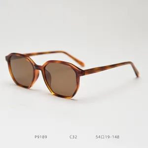 Lunettes de soleil polygonales vintage avec monture écaille et verres marron élégants.