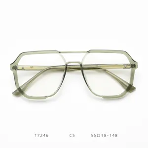 Détail de monture de lunettes optiques polygonale à double pont rétro en gris translucide