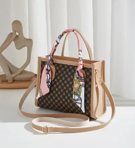 Borsa a mano vintage in pelle monogram con elegante manico a foulard e tracolla regolabile.