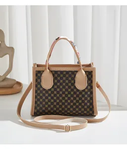 Elegante borsa a mano da donna con monogramma, tracolla rimovibile e foulard di seta chic.