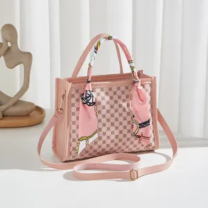 Elegante borsa a mano monogram rosa con foulard sul manico e tracolla regolabile.