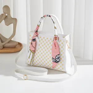 Borsa a mano in pelle bianca con motivo monogram e manico foulard chic per le donne.