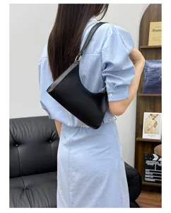 Schwarze minimalistische Schultertasche Detailansicht, elegante Hobo Handtasche im Alltag.