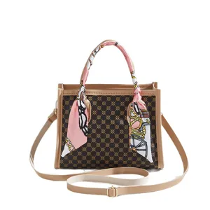 Elegante borsa da donna con stampa monogram e foulard in seta, borsa a tracolla versatile.
