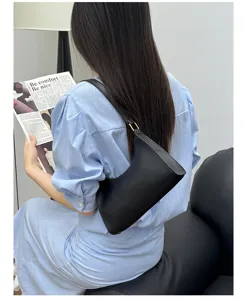 Klassische schwarze Damen Schultertasche, minimalistisches Trenddesign für den Alltag.