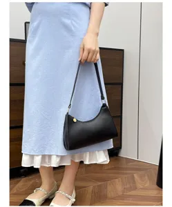 Elegante schwarze Damentasche, schicke Baguette-Umhaengetasche fuer modische Outfits.