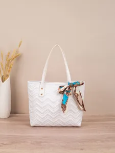 Schicke weiße gesteppte Tasche mit Seidenschal und goldener Hardware für Damen Alltag