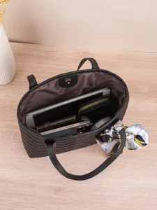 Schwarze gesteppte Damentasche, elegante Arbeitshandtasche mit Tuch und geräumigem Innenraum.