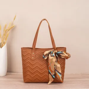 Braune Damen Schultertasche Shopper mit stilvollem gemustertem Seidenschal, elegant.