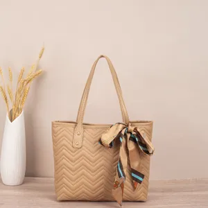Schicke beige Shopper Tasche mit Steppung und elegantem Seidenschal für Damen Alltag