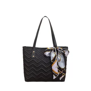Damen Schwarze Gesteppte Shopper Tasche mit Schickem Seidenschal Freizeit Umhängetasche