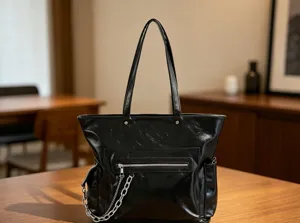 Sac cabas noir minimaliste en cuir PU avec chaine metallique, grand sac d'epaule.