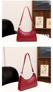 Nahaufnahme der roten Leder-Schultertasche mit glatter Textur und edlen Metallbeschlägen.
