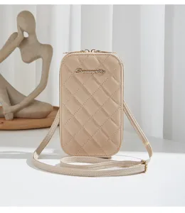 Bolso bandolera acolchado beige para móvil, patrón de rombos detallado y cremallera.