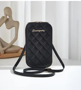 Vista detallada del bolso cruzado acolchado negro, elegante bolso pequeño con herrajes dorados.