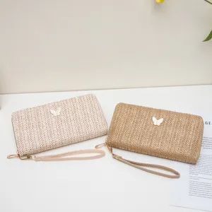 Strohgewebte lange Geldbörse mit süßem Schmetterlingsdekor, mehrlagige Clutch mit Handschlaufe.