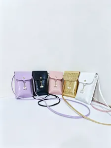 Gedetailleerd overzicht van multi-color kroko patroon mini telefoon crossbody tas met parel.