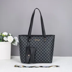 Detailansicht der großen Monogramm-Tragetasche mit schickem Etui und Schal für den Alltag.