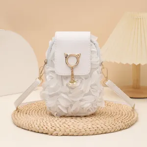 Elegante weiße Handytasche mit Rosenblüten, Perlenquaste und niedlichem Katzen-Metallring.