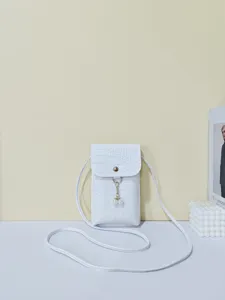 Witte krokodillenpatroon mini crossbody telefoon tas met stijlvolle parel kwast en riem.