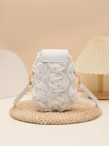 Nahaufnahme des trendigen weißen Blumen-Umhängetaschen-Handybeutels mit filigranem Rosenblüten-Design.