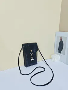 Zwarte krokodillenmotief mini crossbody telefoon tas met parel kwastje, chique stijl.