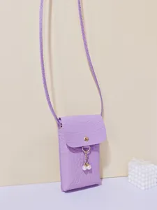 Detail van paarse krokodillenpatroon mini crossbody telefoontas met parelkwastje hanger.