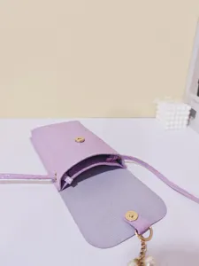 Gedetailleerd shot van paarse krokodillenpatroon mini telefoontas crossbody tas met parel.