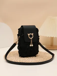 Schwarze Handytasche zum Umhängen mit Perlenquaste und edlem Rosenmuster für Damen.