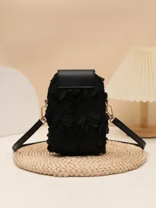 Schwarze Blumen-Handy-Umhängetasche mit Rosenblüten-Detail und eleganter Klapptasche.